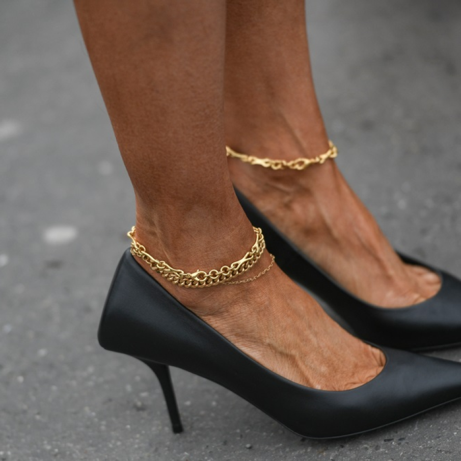 Street fashion: lanțuri de picior aurii și suprapuse, cu zale de diverse dimensiuni
