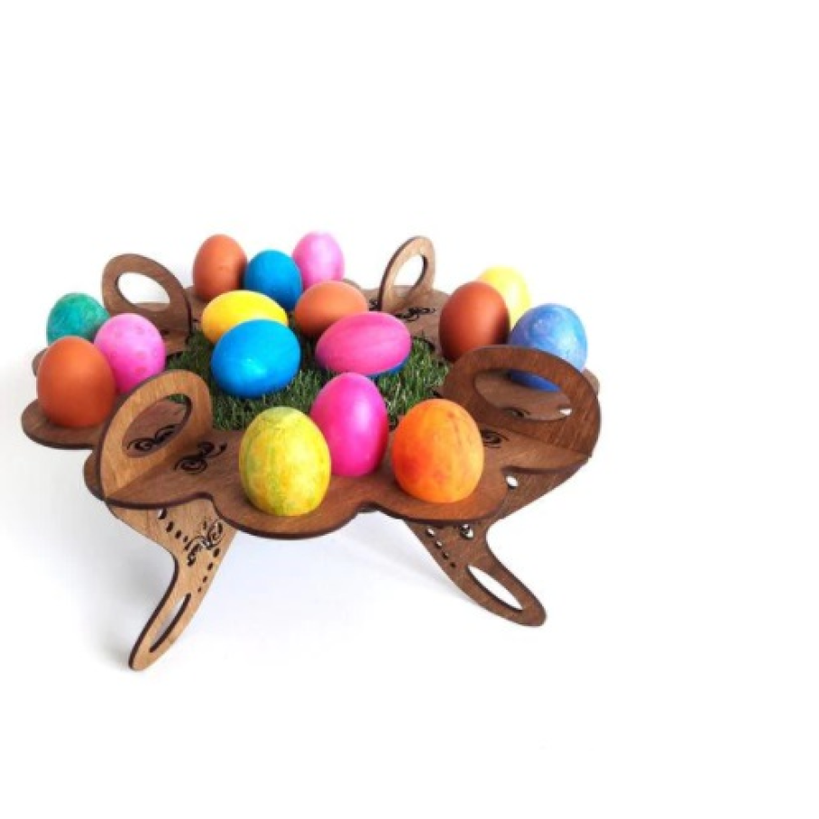 Un suport deosebit din lemn care va pune în valoare ouăle colorate de Paști. Poate susține mai mult de 12 ouă și are dimensiunile de 35x35x17 cm.