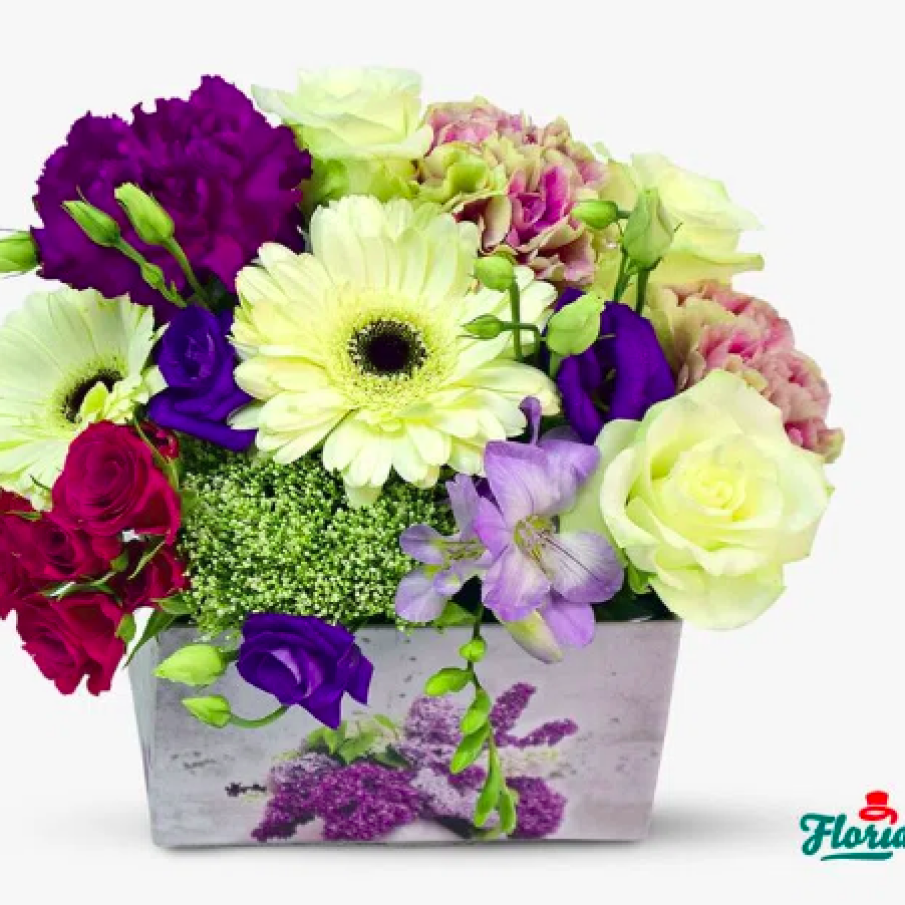 Aranjament floral în culorile liliacului