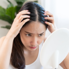 Te mănâncă pielea capului, dar nu ai mătreață? Ce remedii blânde merită încercate înainte să schimbi toate produsele