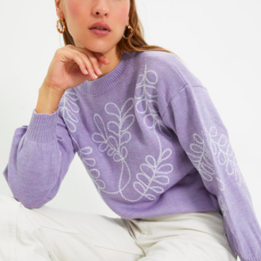 Pulover cu decolteu la baza gatului si broderie