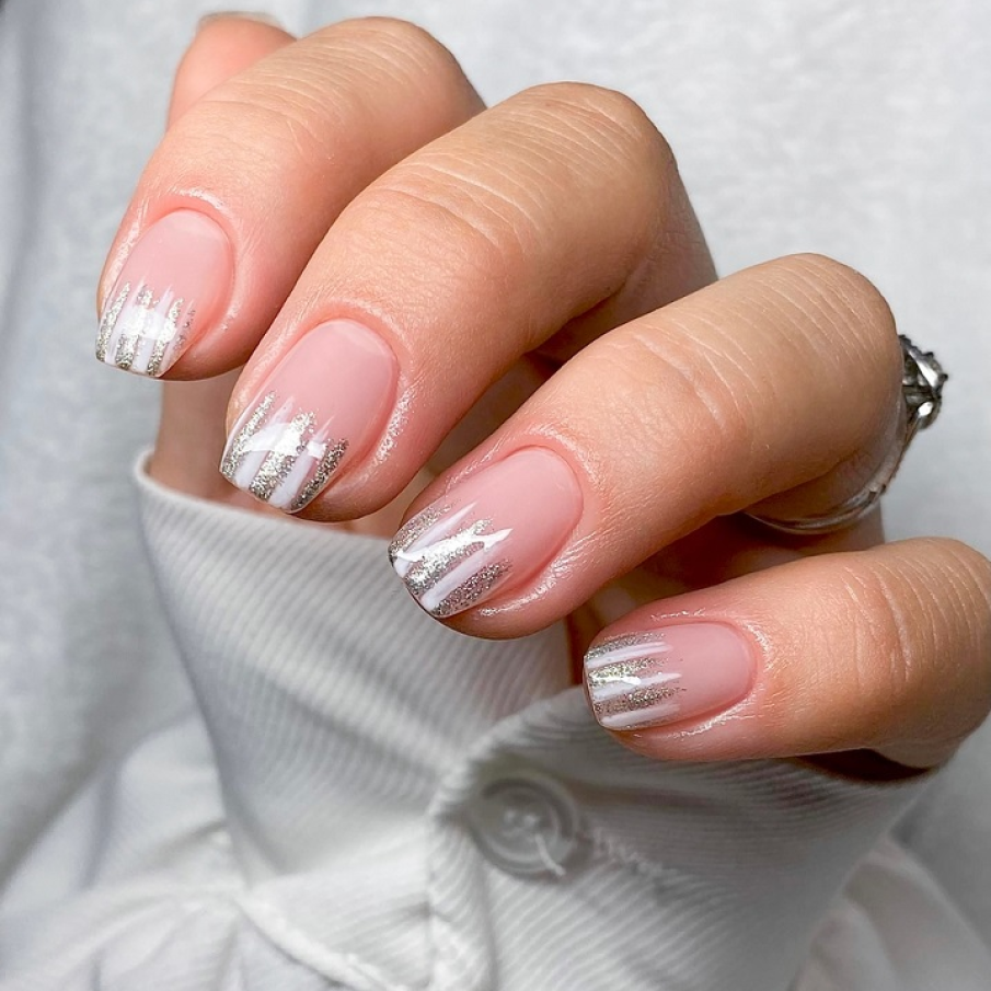 Modele de manichiură french cu accente luxoase și prețioase, în tendințe în 2025