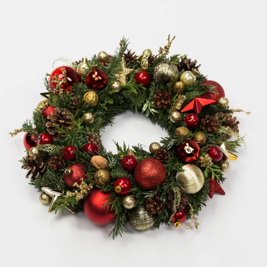 Coronita decorativa cu nuci si ornamente de Craciun