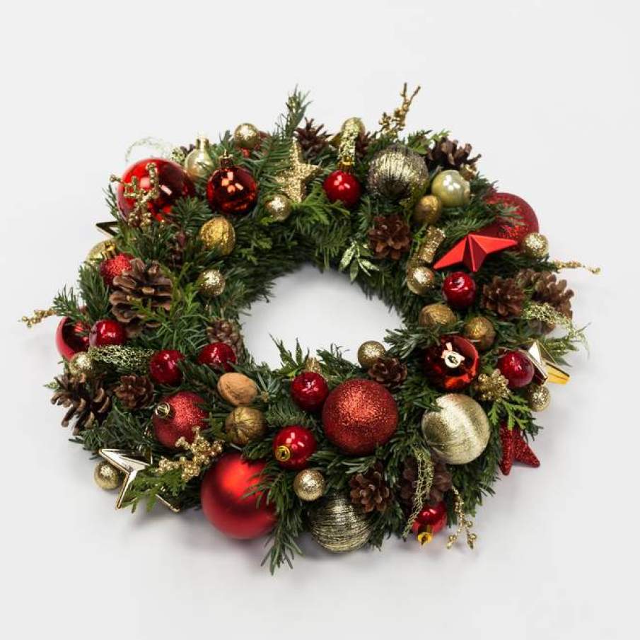 Coronita decorativa cu nuci si ornamente de Craciun