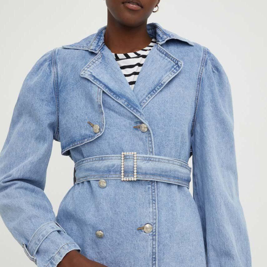 Geacă din colecția Answear Lab confecționată din denim mai subțire, deschis la culoare. Dispune  de curea textilă atașată, cu o cataramă de efect, pentru a pune în evidență talia