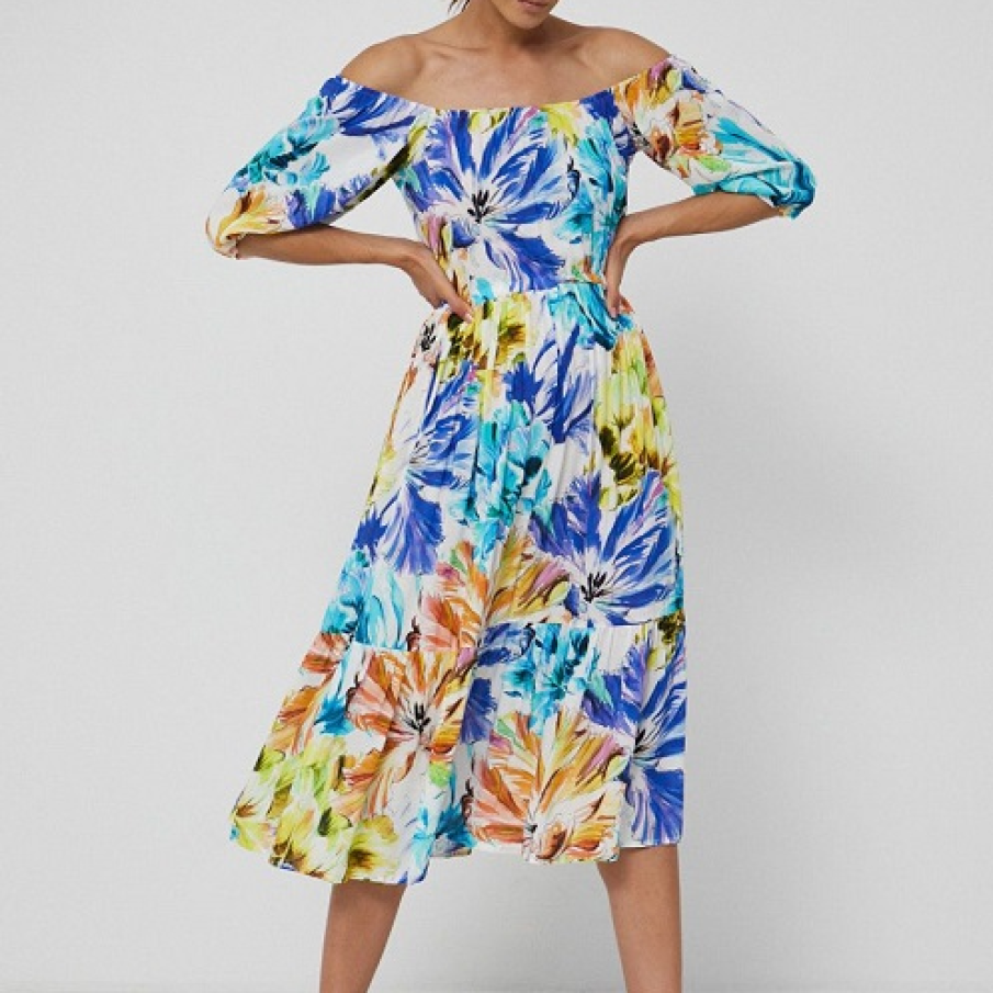 O rochie ca un cer de primăvară presărat pe ici pe colo cu nuanțele multicolore ale florilor. Rochia Abstract Meadow de la Medicine are decolteu rotund și lasă umerii la vedere.