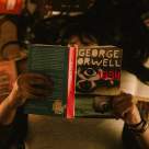 Cât de aproape de realitate este lumea imaginată de Orwell în romanul distopic 1984?