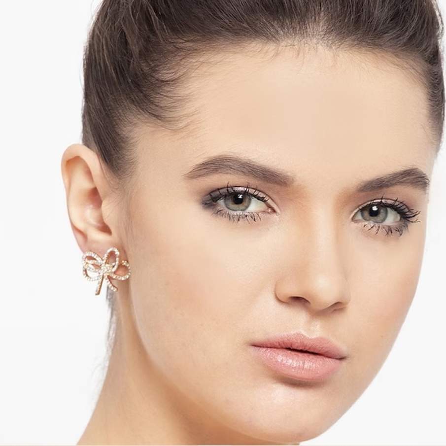 Cercei aurii decorați cu cristale și în formă de fundă by AVANT-GARDE PARIS 