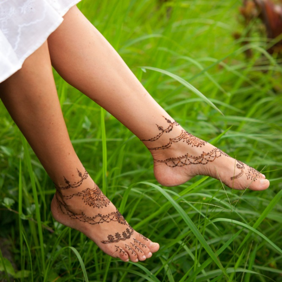 Arta Mehndi de la glezne in jos 