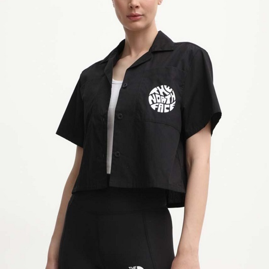 Cămașă tip crop neagră din colecția The North Face, cu buzunar și logo, din bumbac extrem de confortabil  