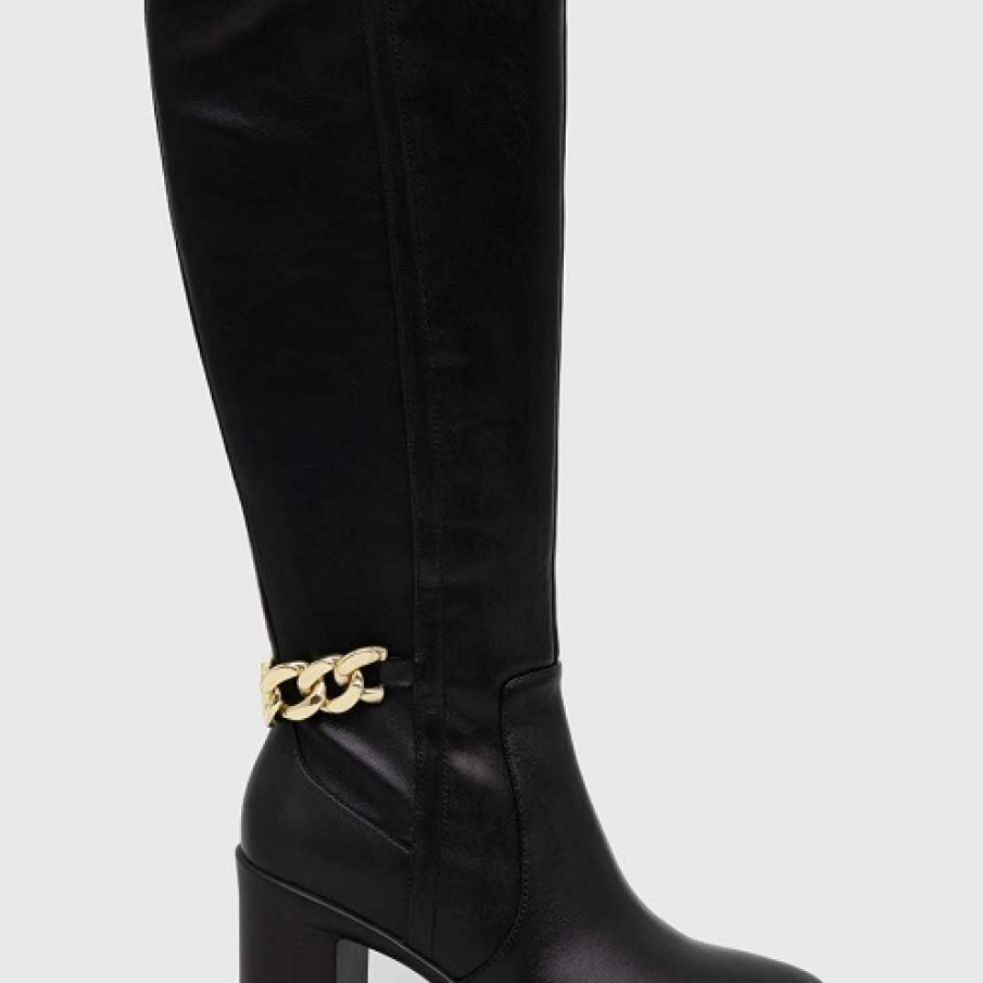 Cizme lungi confecționate din combinația pielii naturale cu pielea ecologică, având toc drept și înalt și detaliu tip lanț în spatele gleznei