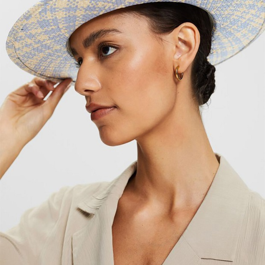 O superbă și eleganță pălărie din paie de hârtie, de la EDC by Esprit, în nuanțe de crem și bleu ciel, nuanțe dulci de vară.