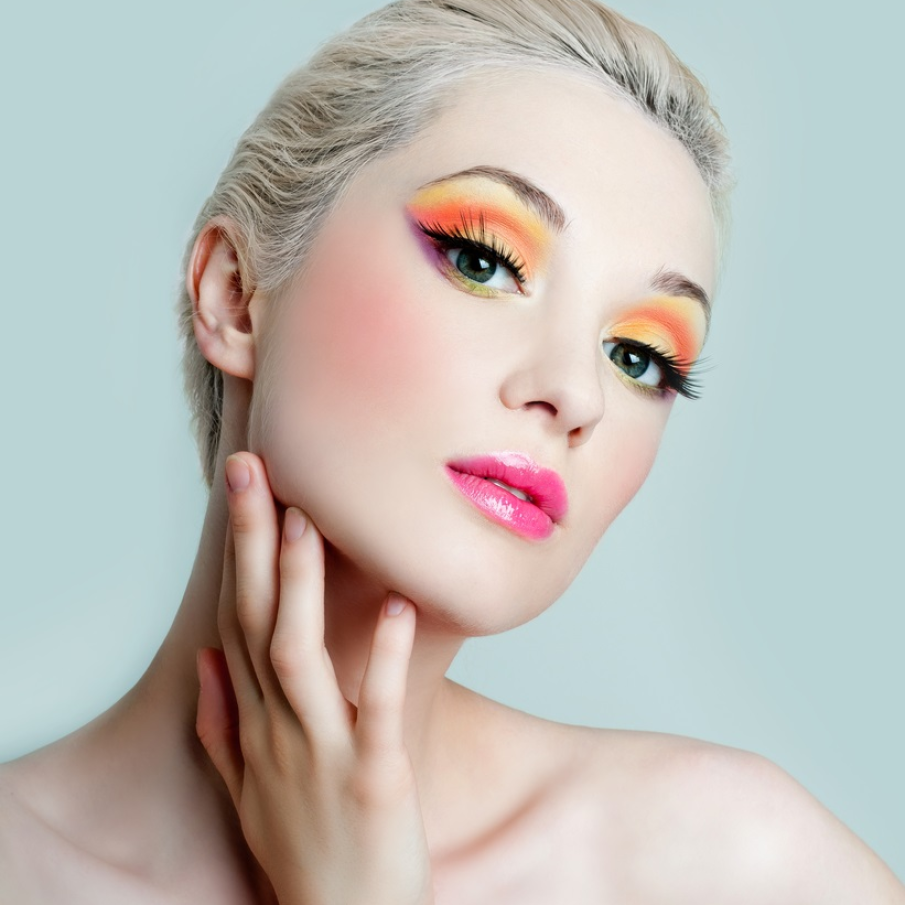 Ochilor verzi în tonuri mai reci, ce pot fi confundați ușor cu cei gri sau albaștri, le stă minunat cu farduri solare, în nuanțe galben și oranj