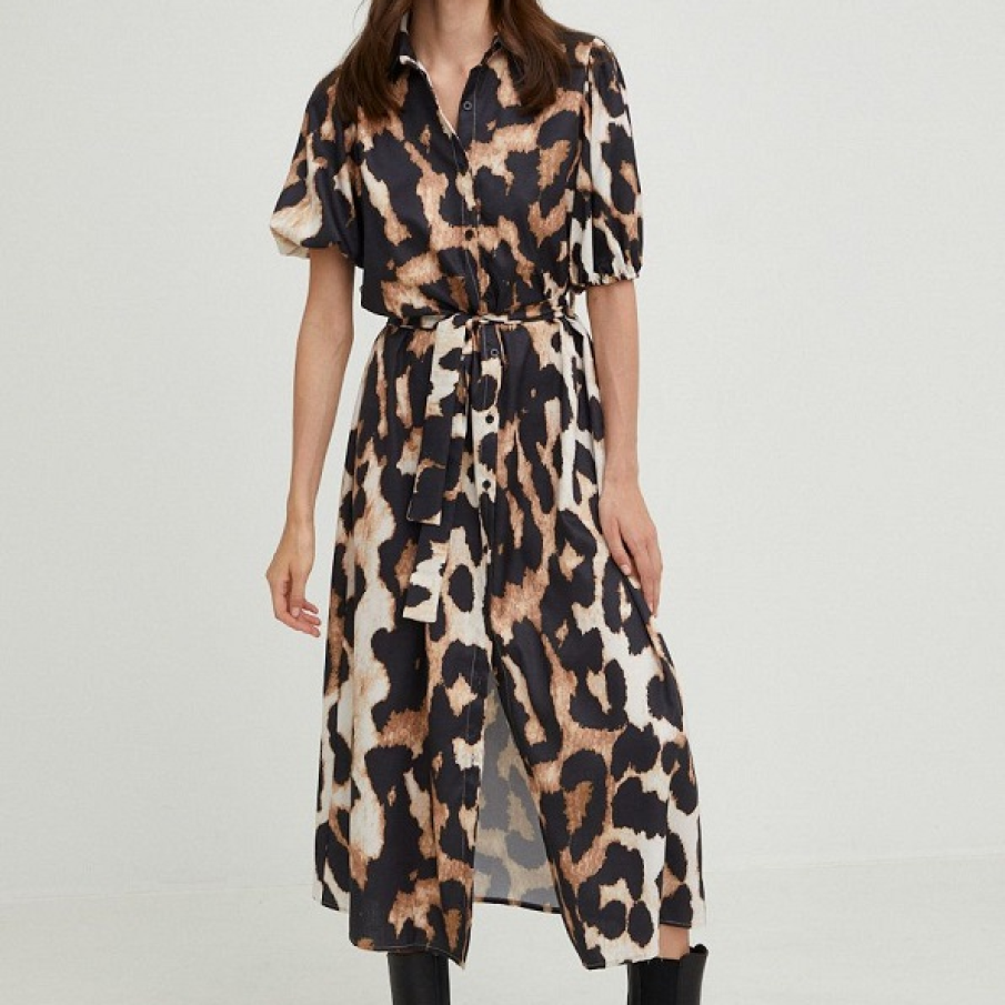 Rochie midi cu animal print și cordon în talie din colecția Answear Lab. Poate fi purtată cu botine sau ghete de toamnă. 