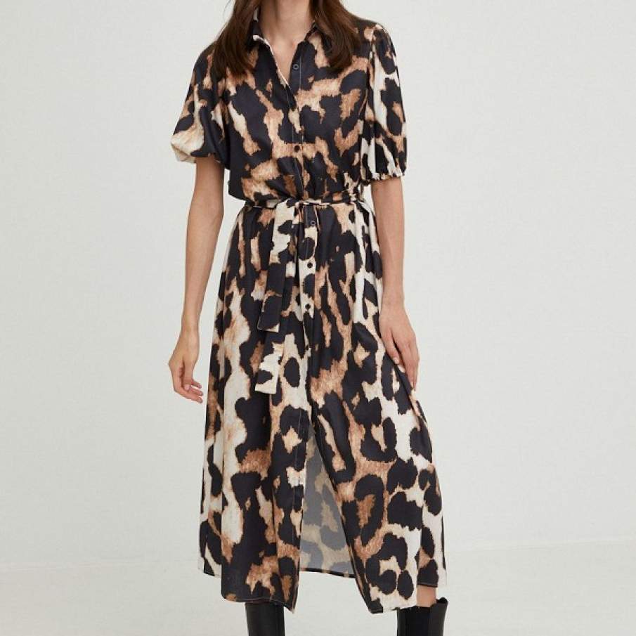 Rochie midi cu animal print și cordon în talie din colecția Answear Lab. Poate fi purtată cu botine sau ghete de toamnă. 