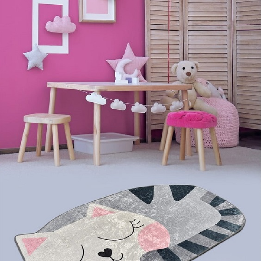 Pentru micuții încântați de pisicuțe, acest covoraș antiderapant și antialergic Chilai Big Cat va fi o bucurie vizuală.