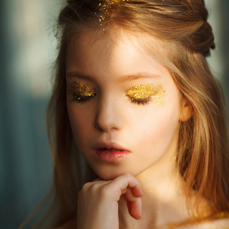 Auriu strălucitor pe pleoape