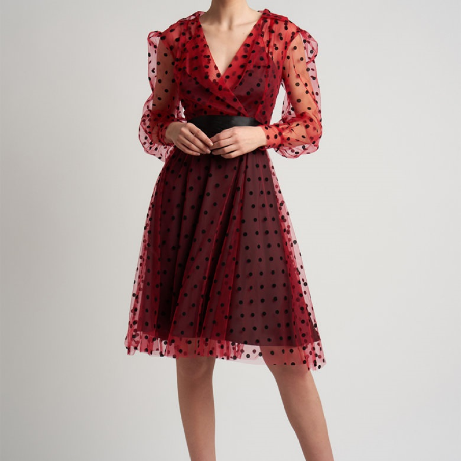 Rochie roșie evazată, din tul, decorată cu buline și dublură neagră 