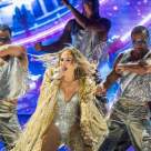 Jennifer Lopez strălucește în turneul „Up All Night” în ținute  care redefinesc glamour-ul de scenă