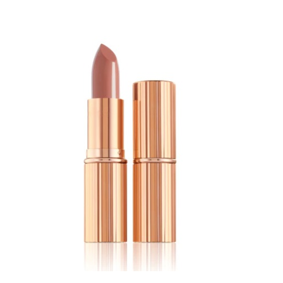 Ruj K.I.S.S.I.N.G Charlotte Tilbury, Runway Royalty. Are o superbă nuanță nude, de piersici moi, conferind buzelor un aspect proaspăt și satinat, ca de rouă. 