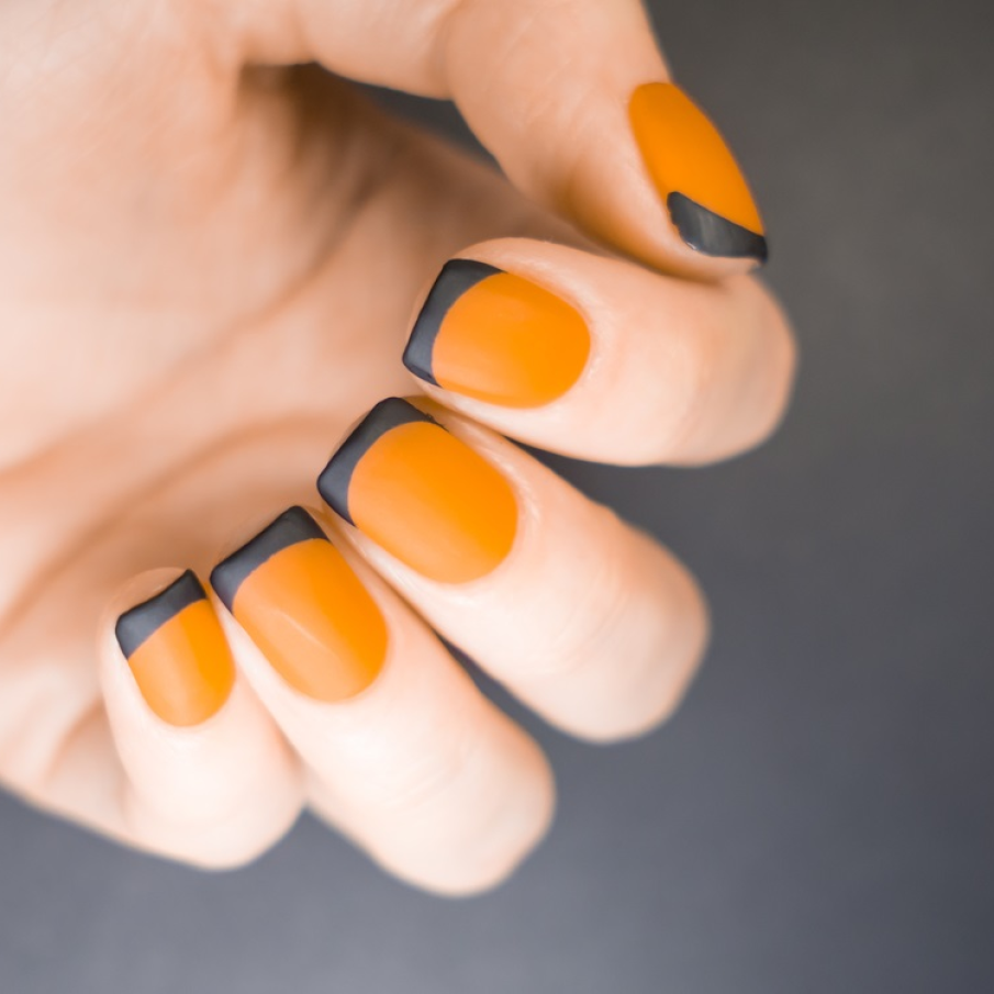 Manichiură franțuzească în nuanță soarelui la asfințit 