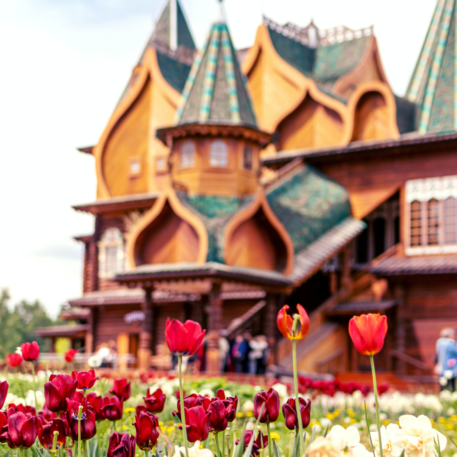 Bijuterii arhitecturale în mijlocul lalelelor multicolore