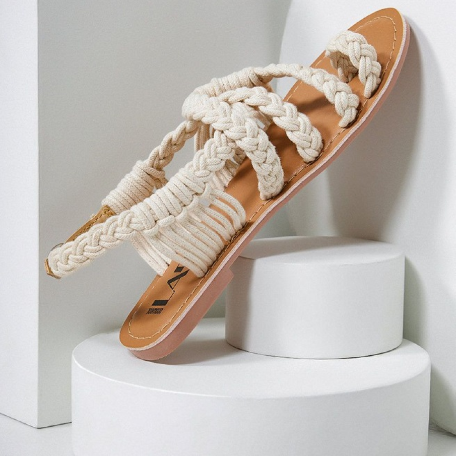 Sandale albe, din material textil, cu talpă foarte joasă, perfecte pentru plimbările lungi din zilele călduroase de vară. 