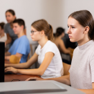 Inteligența artificială și sustenabilitatea devin materii opționale la liceu din 2027