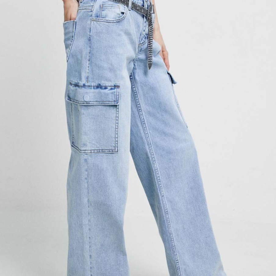 Jeanși Medicine cu design larg, din denim deschis la culoare, cu talie regular și buzunare decorative în stil cargo 