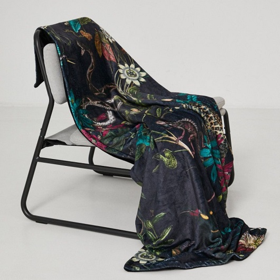 Un cadou practic, dar extrem de util: pătura Essential Medicine, cu dimensiunile de 135 x 160 cm. Tricotul este moale și îți va învălui corpul cu pufoșenia sa în timp ce te relaxezi sau citești în fotoliul tău preferat. 