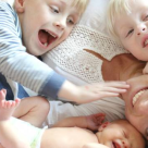 Confesiunea unei mame: Îmi cresc băieții astfel încât să își iubească soțiile mai mult decât pe mine 