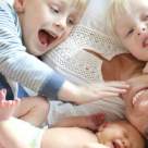 Confesiunea unei mame: Îmi cresc băieții astfel încât să își iubească soțiile mai mult decât pe mine 