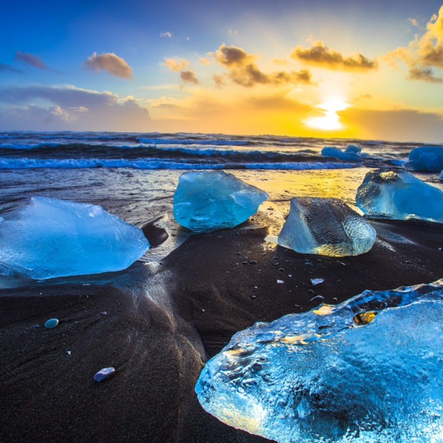Plaja de diamant sau plaja Jokulsarlon din sud-estul Islandei. Stâncile de gheață (bucăți din aisberg) dispuse pe plajă formează un contrast fabulos cu nisipul negru vulcanic