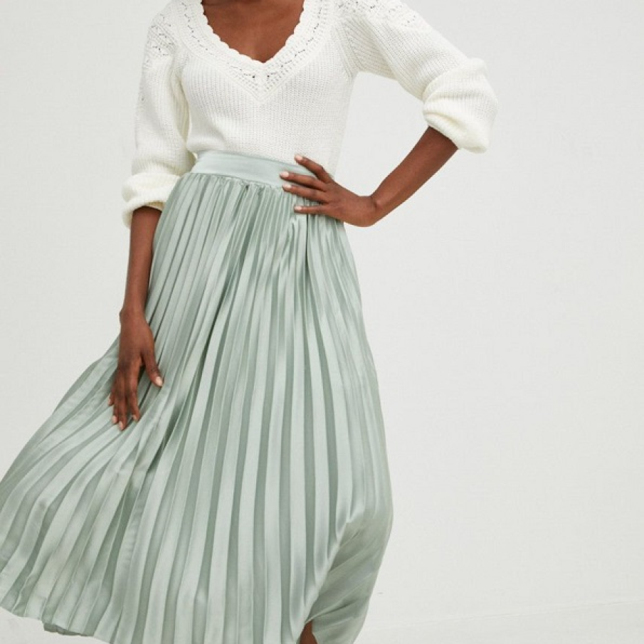 Fustă plisată din colecția Answear Lab, cu fason în cloș și talie înalta, confecționată din material satinat 