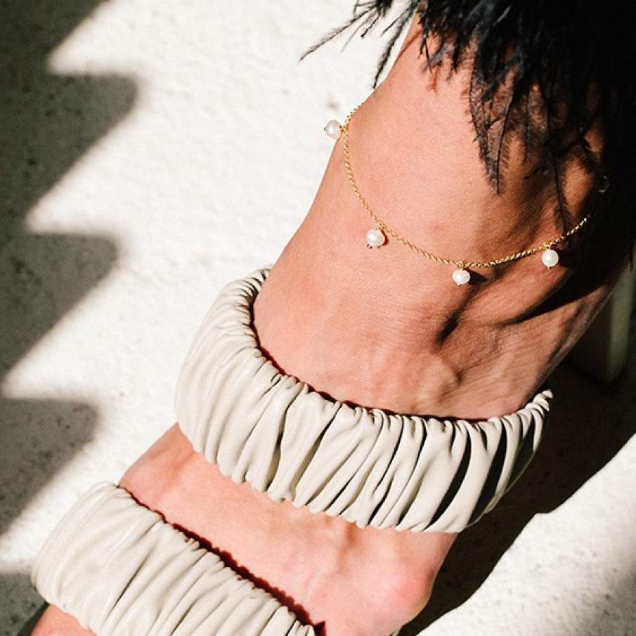 Brățară de gleznă din colecția ANIA KRUK, confecționată din argint acoperit de aur. Perlele sunt naturale, perle de apă dulce