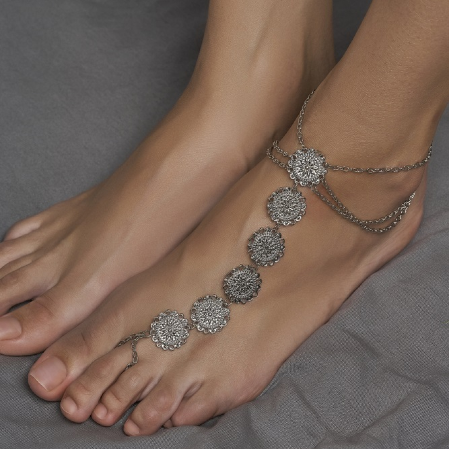 Accesorii de argint ce imită sandalele, cu lanț triplu și imaginea soarelui gravată pe fiecare din cele 6 monede 