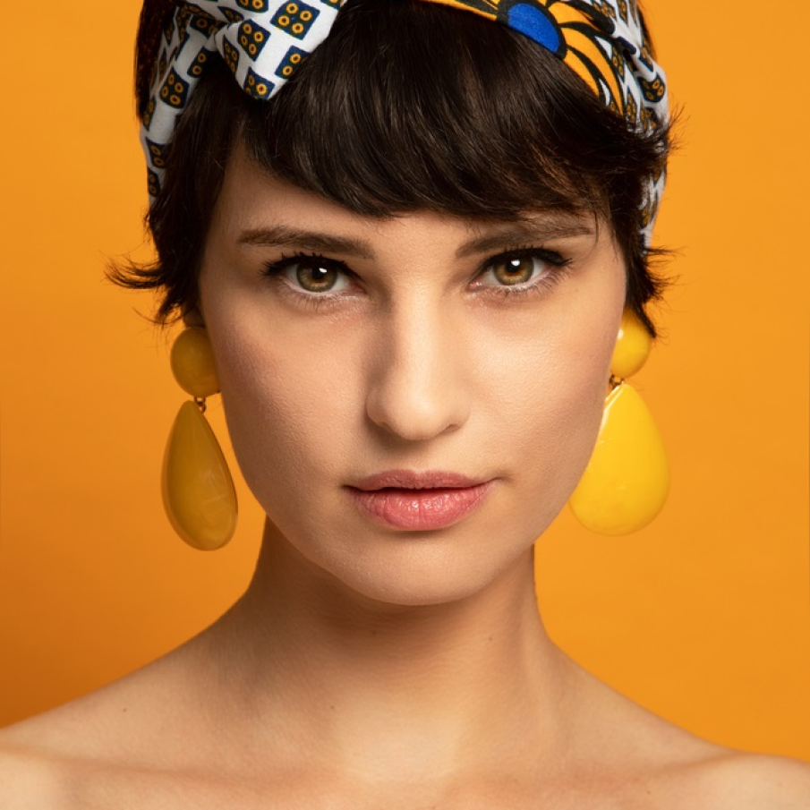 Esarfa cu imprimeu etnic pe post de bentita, innodata intr-o parte 