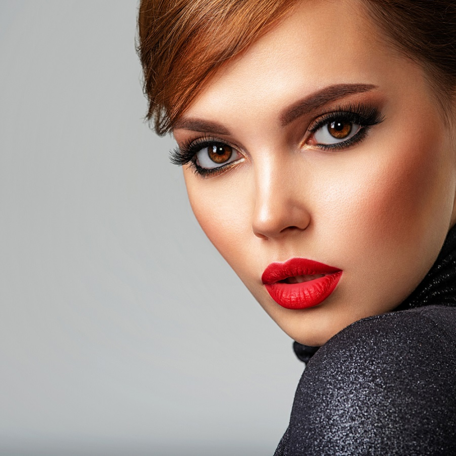 Machiaj al ochilor căprui pe bază de farduri arămii și aurii 