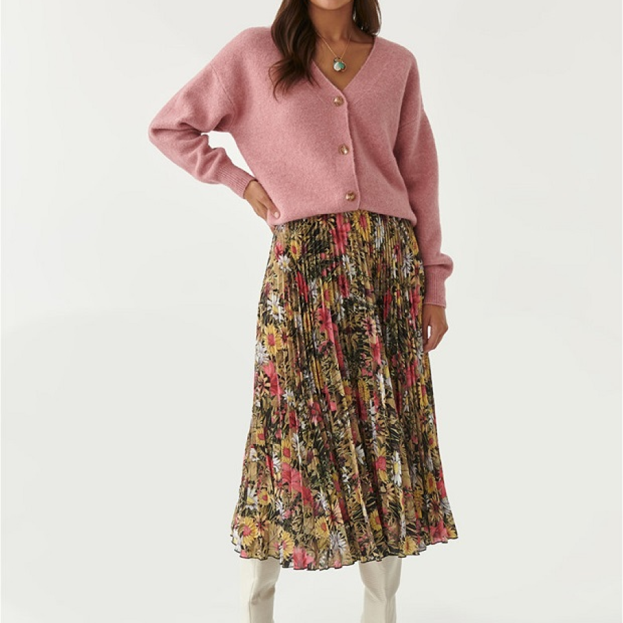 Fustă midi Tatuum, cu pliuri și imprimeu floral. Este perfectă pentru zilele de toamnă și arată excelent purtată cu botine sau cizme