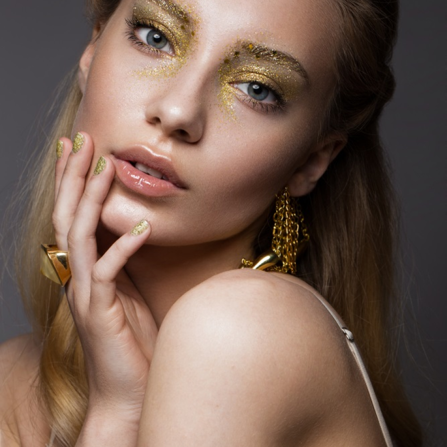 Cercel solo supradimensionat format din lanțuri aurii care atârnă în straturi 