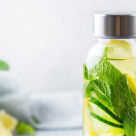 Răcorește-te cu stil: sticle de apă și recipiente cu design fresh