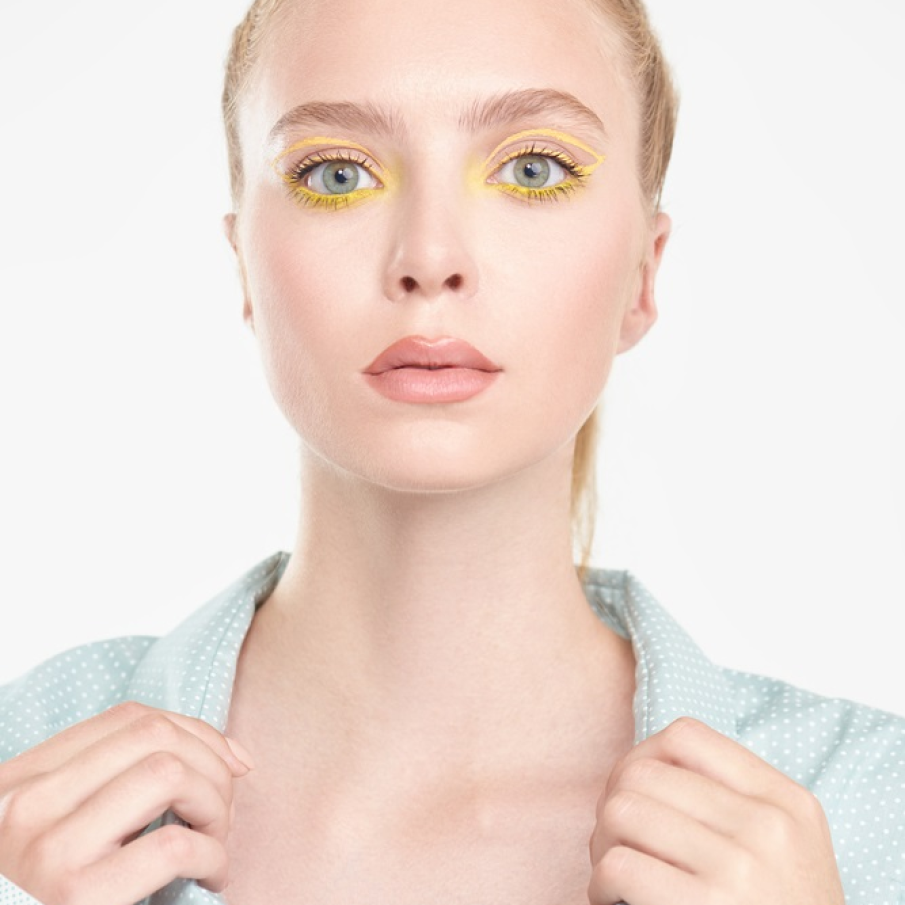 Codițele grafice se mențîn în tendințe in 2021, iar dacă le trasăm și cu tuș galben vom obține un efect spectaculos și trendy 