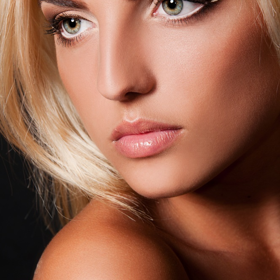 Machiaj natural, cu tuș maro și creion kajal alb, pentru a evidenția umbrele de maro și auriu ale irisului