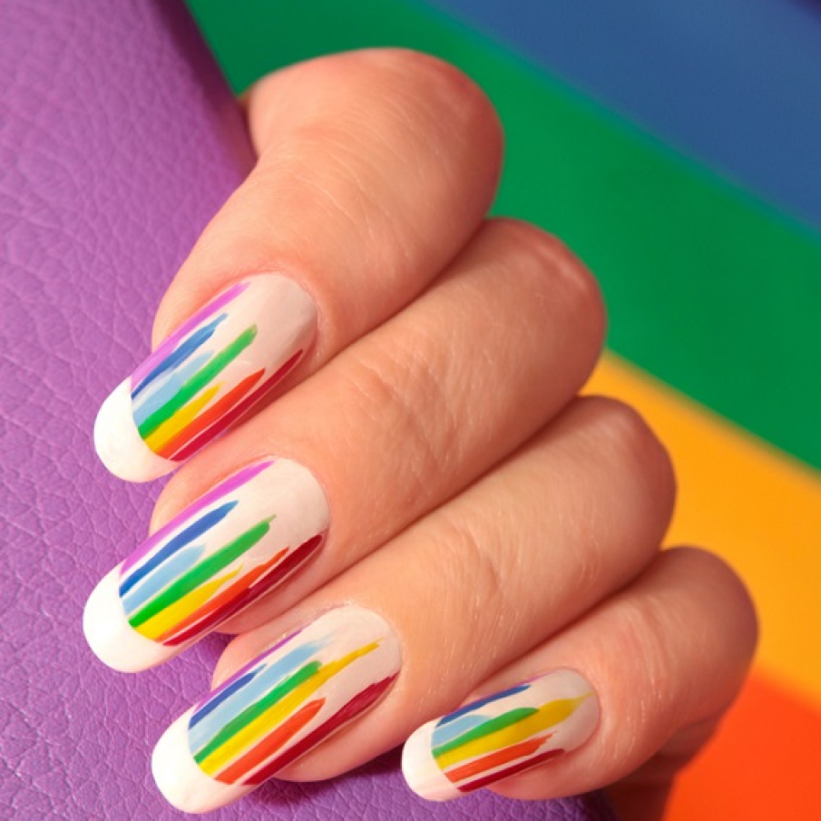 Nail art cu design de curcubeu dispus pe unghii de formă ovală