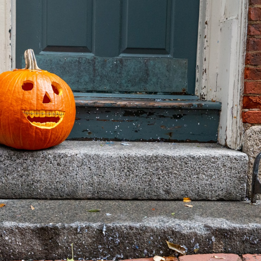 Dovleac zâmbăreț cu aparat dentar