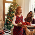 Pediatru: Nu îți forța copiii să îmbrățișeze și sărute rudele de Sărbători!