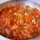 Cum se face menemen: rețeta turcească de ouă cu roșii și ardei, omleta savuroasă și cremoasă