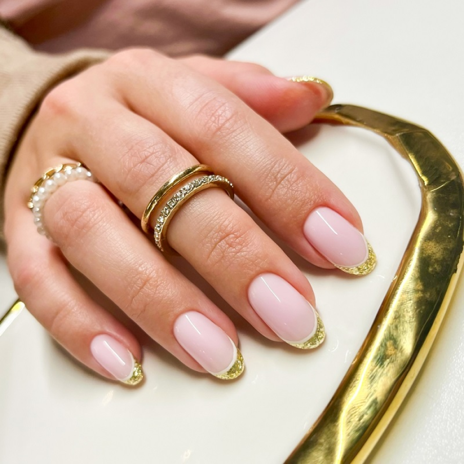 Modele de manichiură french cu accente luxoase și prețioase, în tendințe în 2025