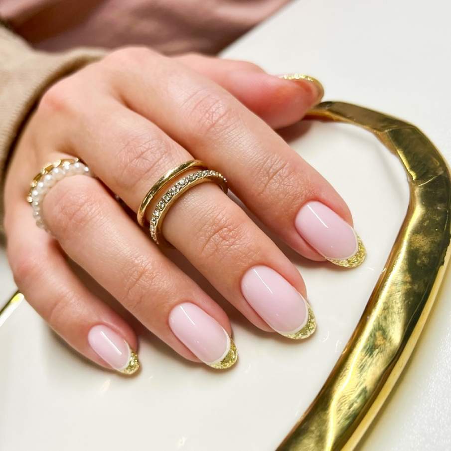 Modele de manichiură french cu accente luxoase și prețioase, în tendințe în 2025