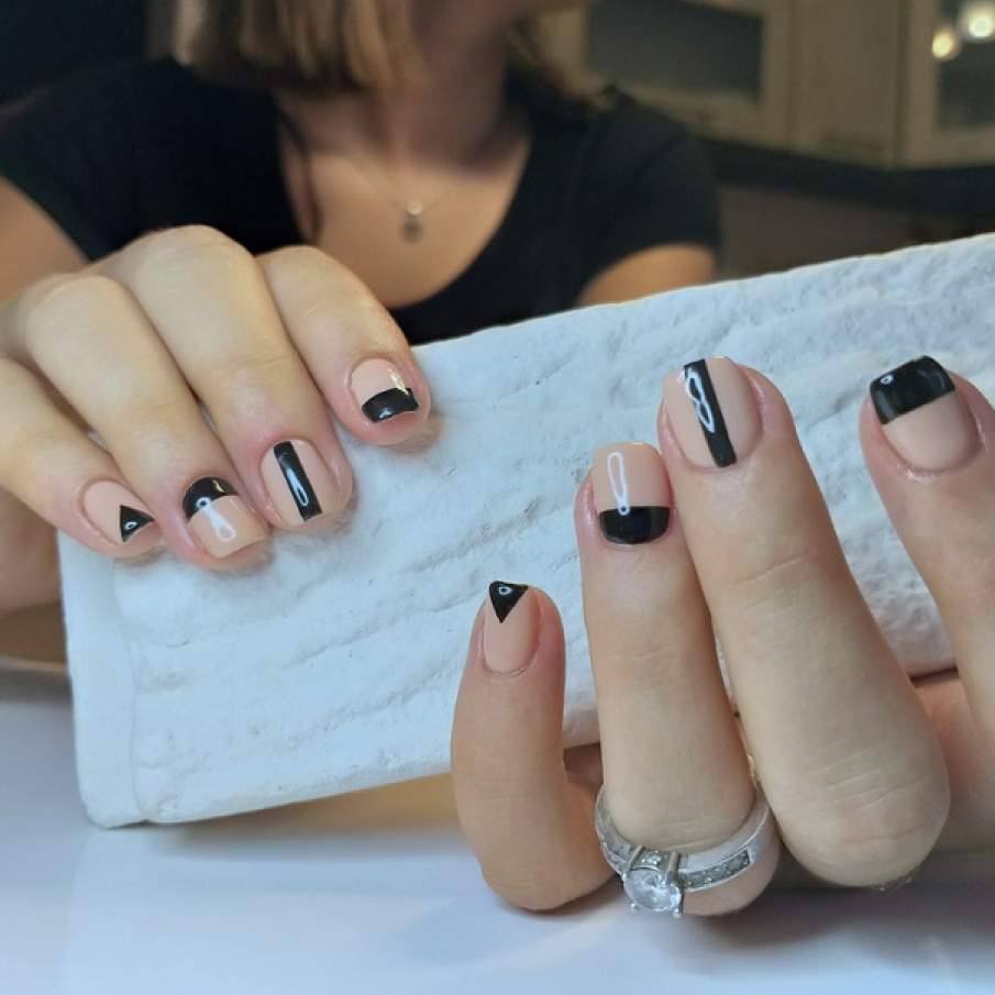 Manichiură minimalistă cu forme geometrice diferite pe fiecare unghie 